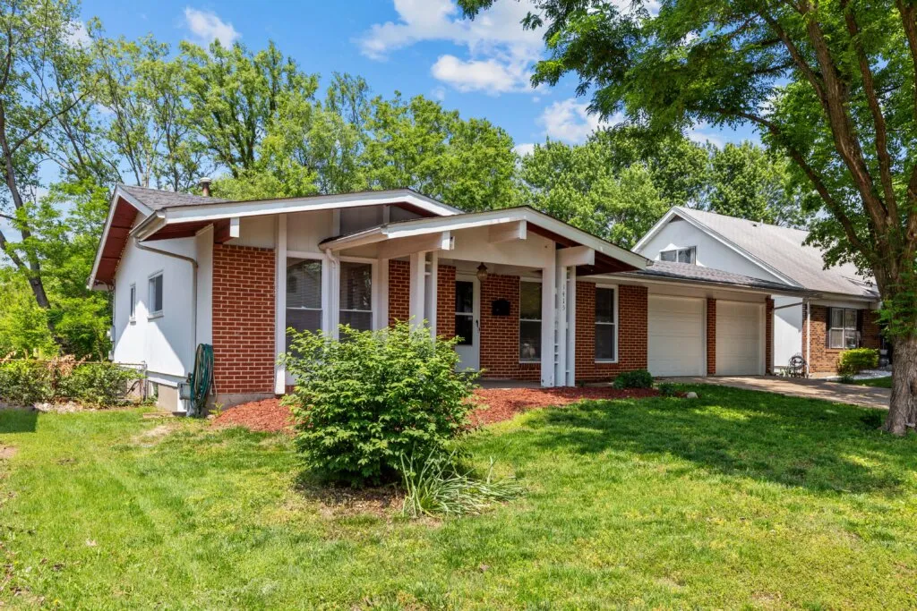 Front of a brick house with white pillars in St. Louis